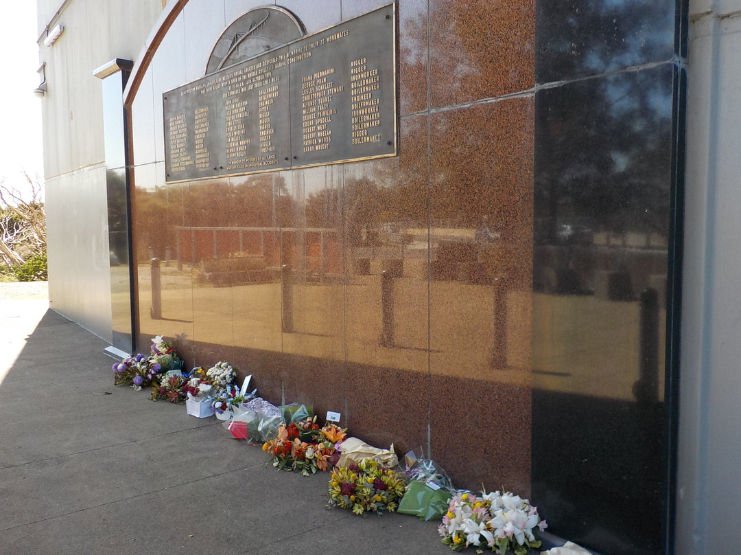 West Gate Bridge Memorial Park景点图片