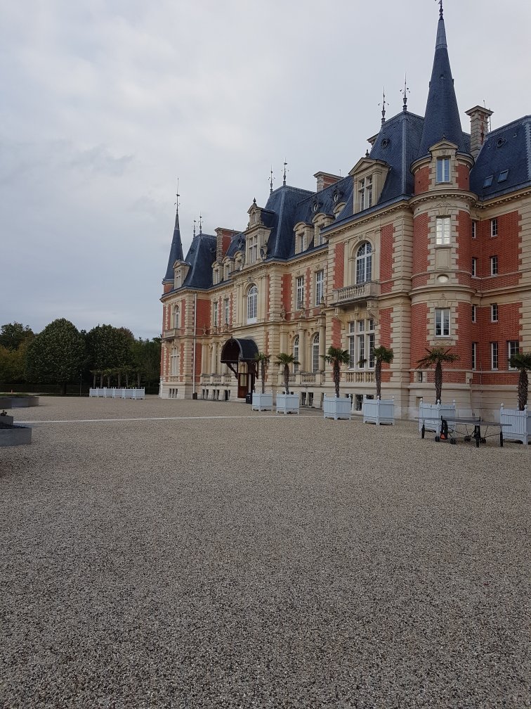 Campus Serge Kampf Les Fontaines-官方