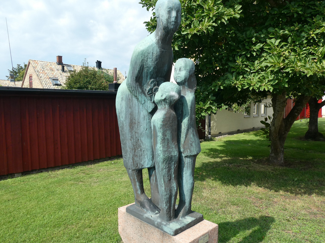 Statyn ''det Raka Och Det Böjda''