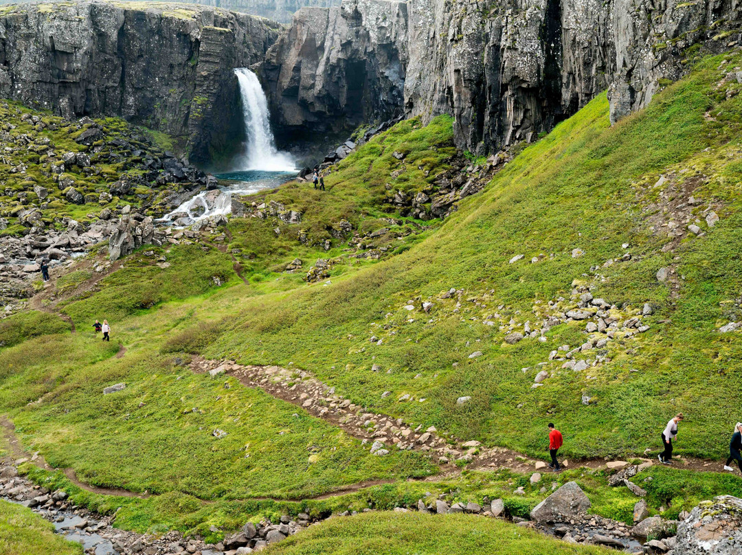 Folaldafoss Waterfall-Sledbrjotur必去景点