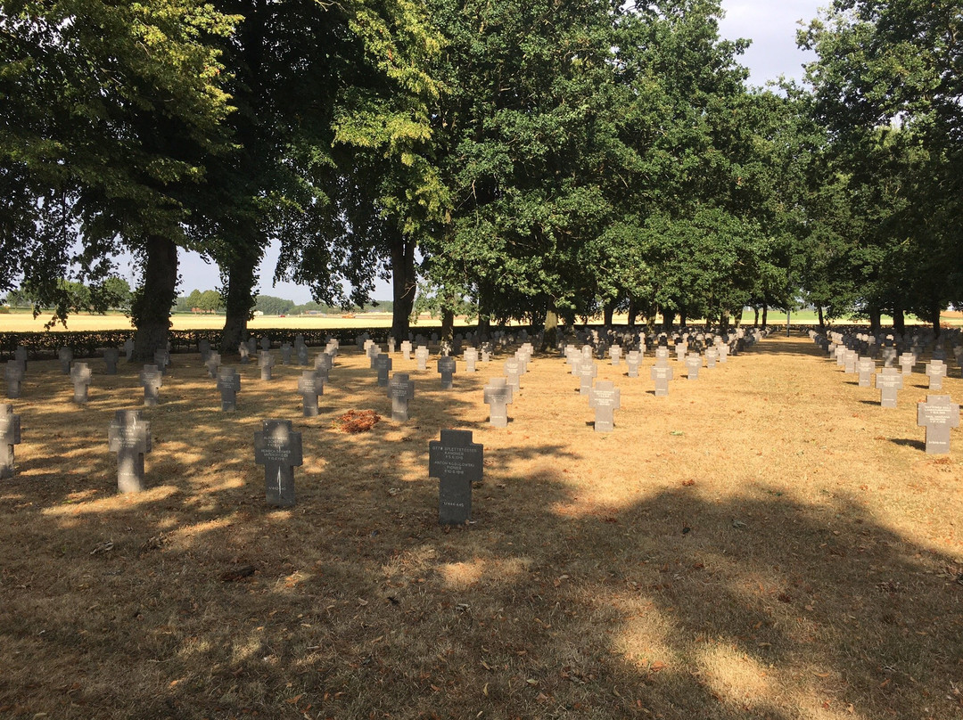 German war cemetery景点图片