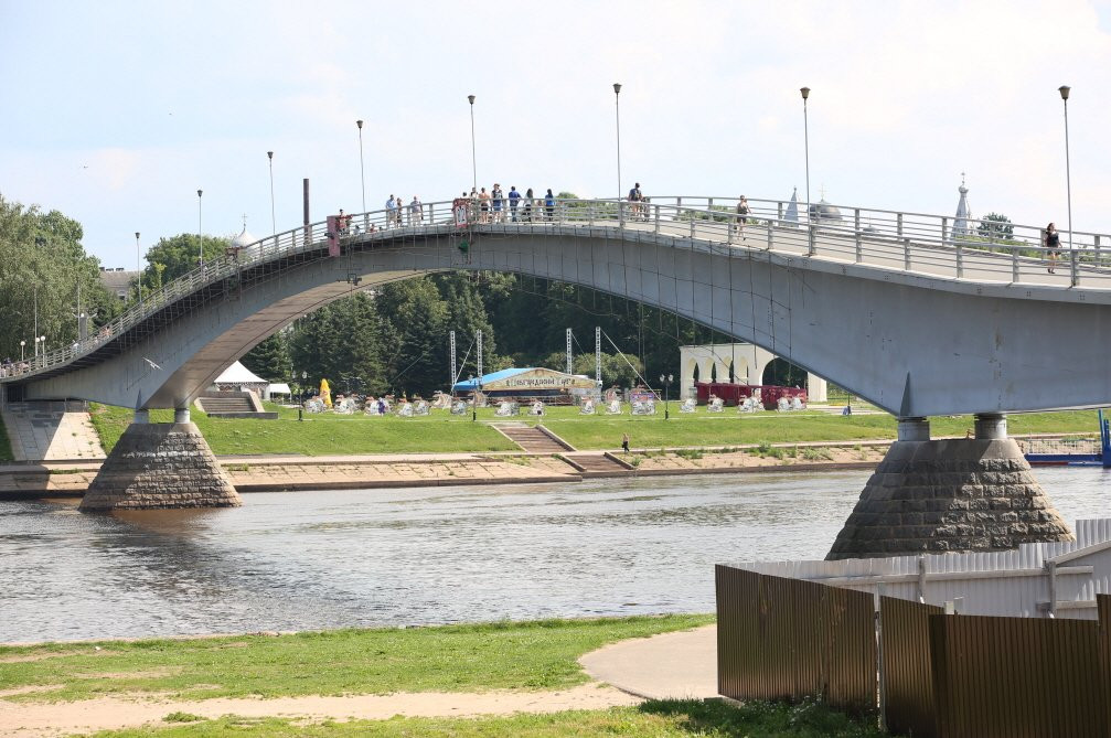 Pedestrian Bridge Across River Volkhov景点图片