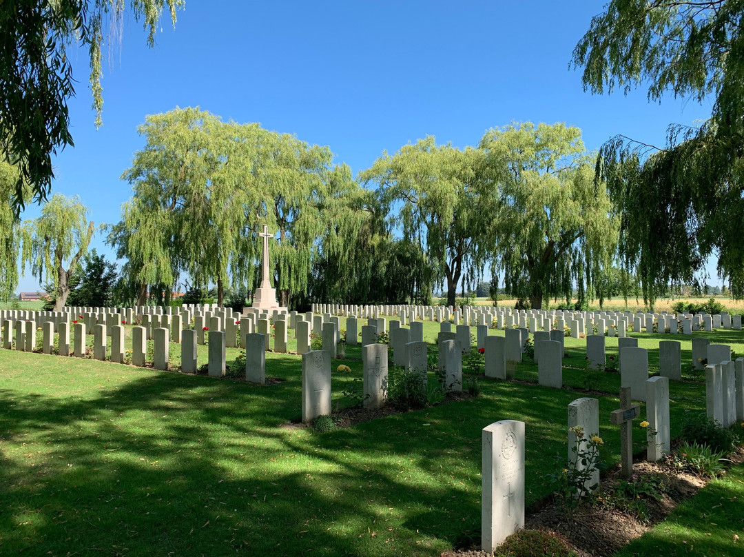 Le Trou Aid Post Cemetery景点图片