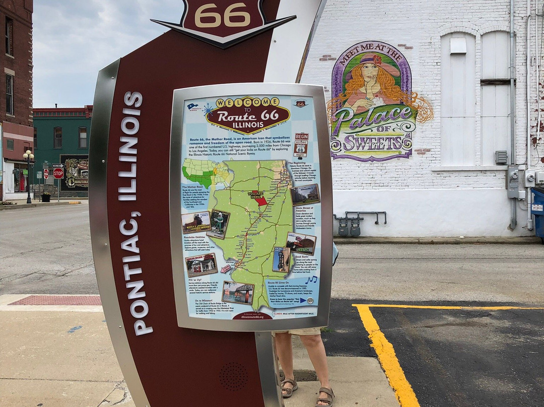 Route 66 Shield Mural-Pontiac必去景点