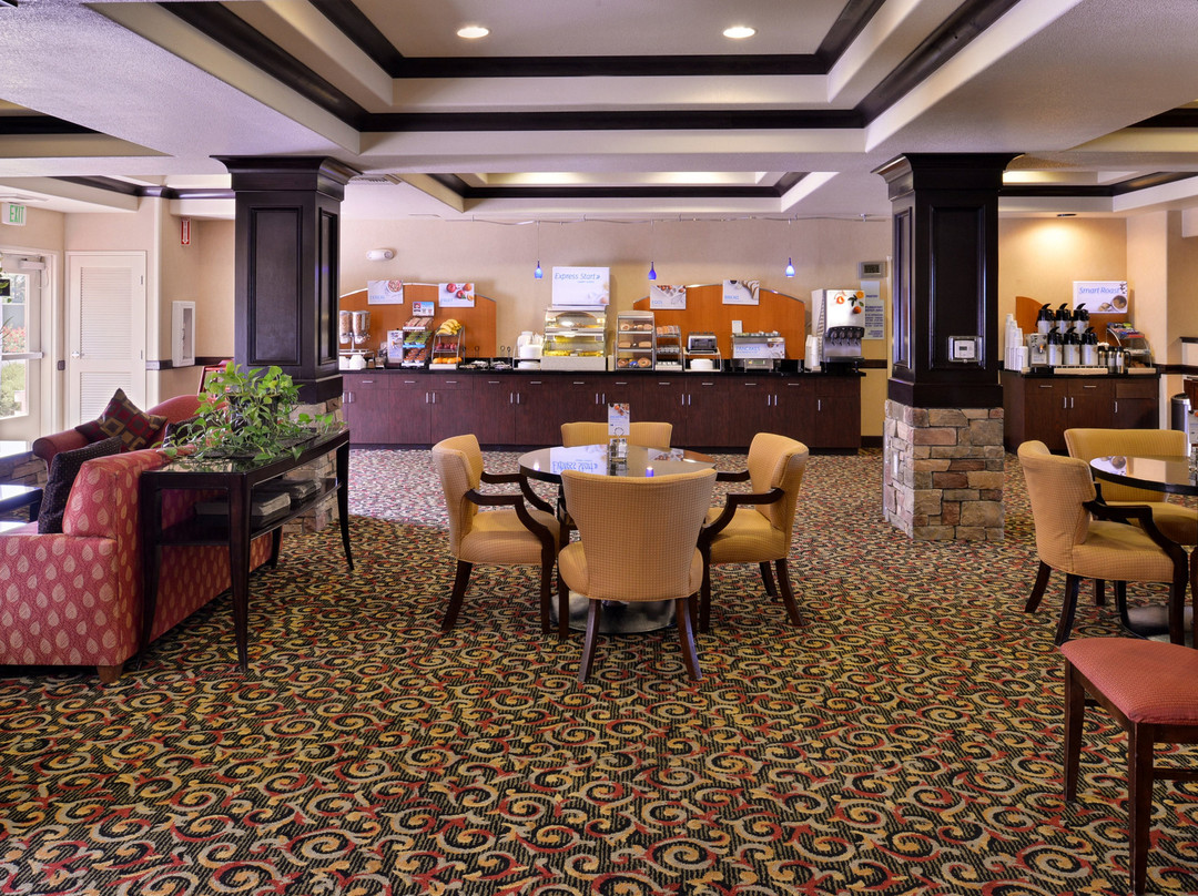 Holiday Inn Express & Suites Lincoln-roseville Area By IHG主图