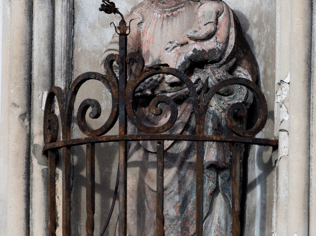 Statue Religieuse À L'angle De Deux Rues