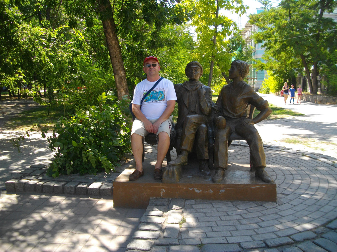 Monument to Ostap Bender and Shura Balaganov-Berdyansk必去景点