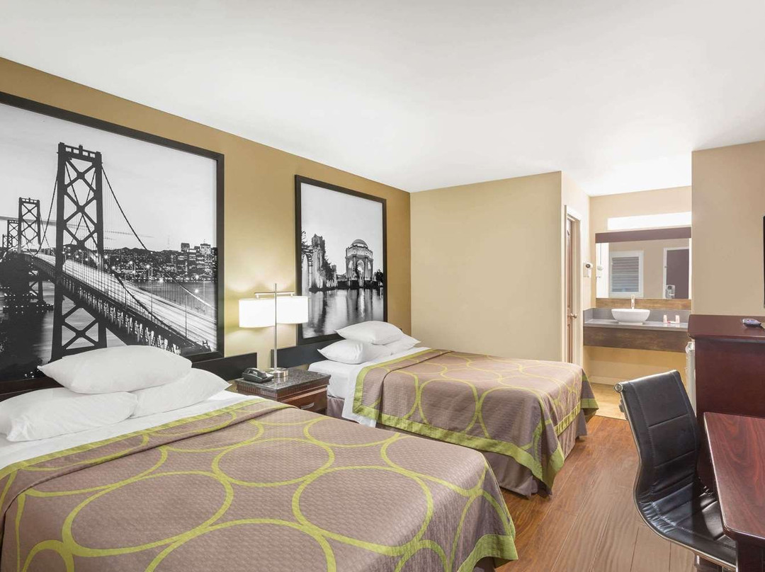 Super 8 by Wyndham Martinez主图