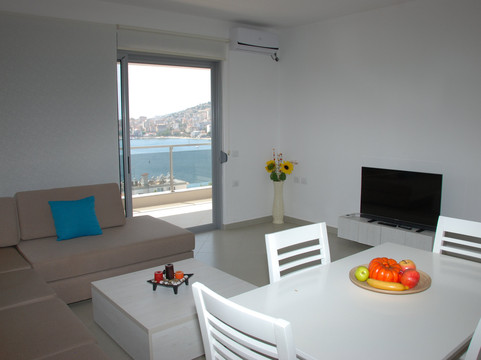 Elegance Apartments主图