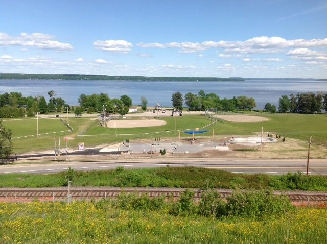 Algonquin Regiment Memorial Beach Park景点图片