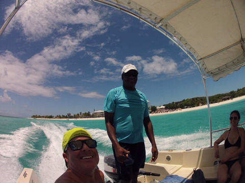 Junior's Glass-Bottom Boat-West End Village必去景点