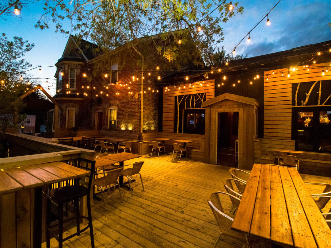 Schomberg餐馆和美食-The Schomberg Pub & Patio