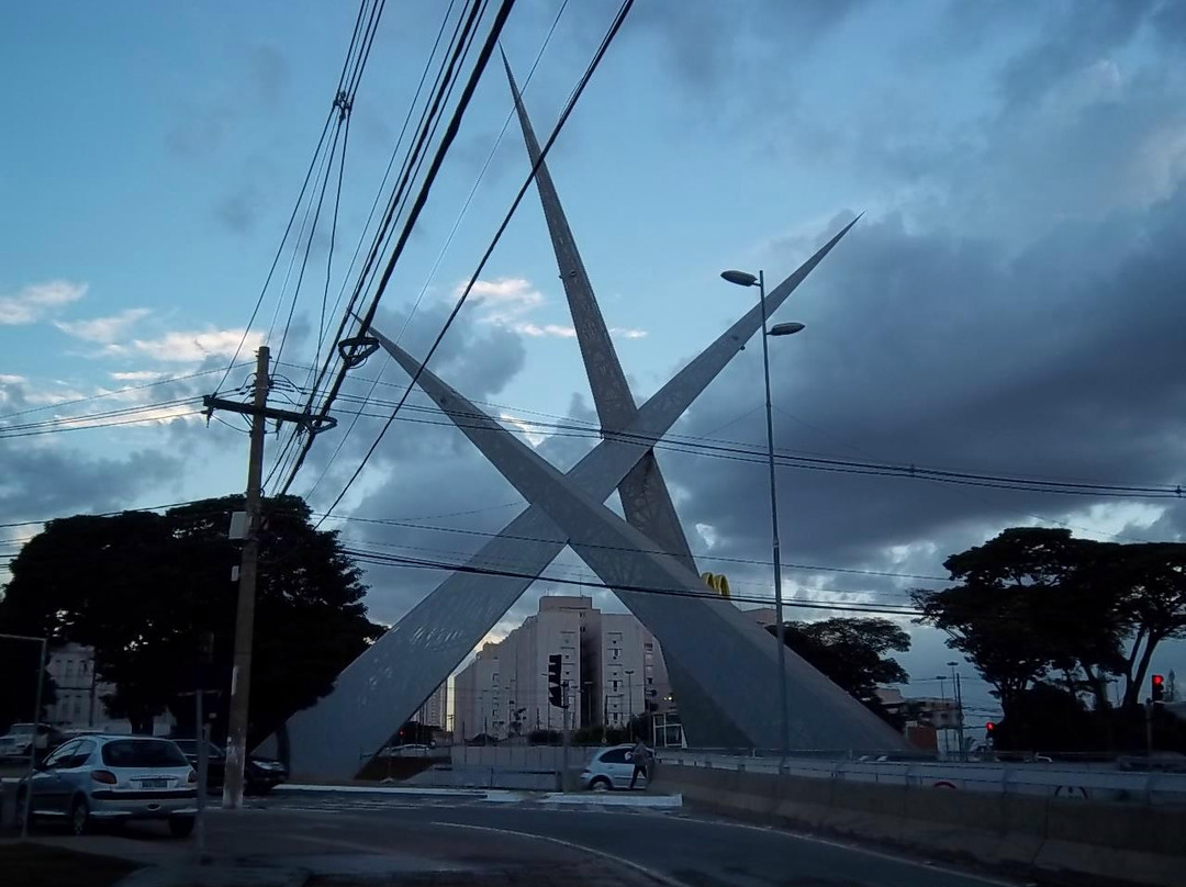 Monumento dos Três Marcos-戈亚尼亚必去景点