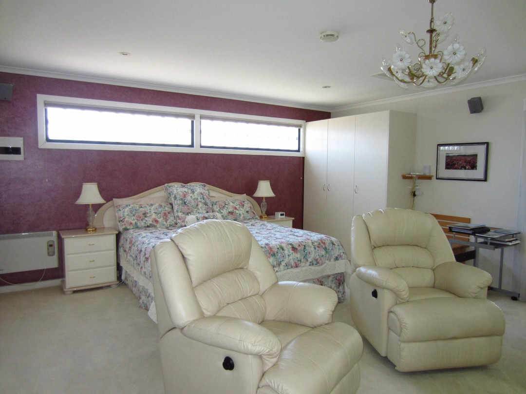 The Charles Robbins主图