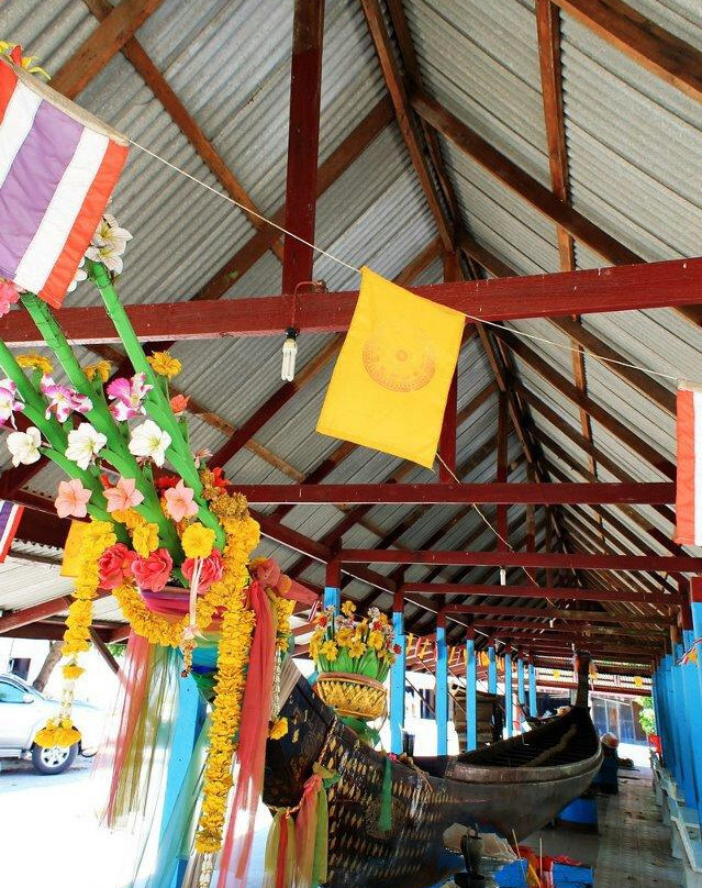 Wat Ratchapaksi (Nok)-红统必去景点