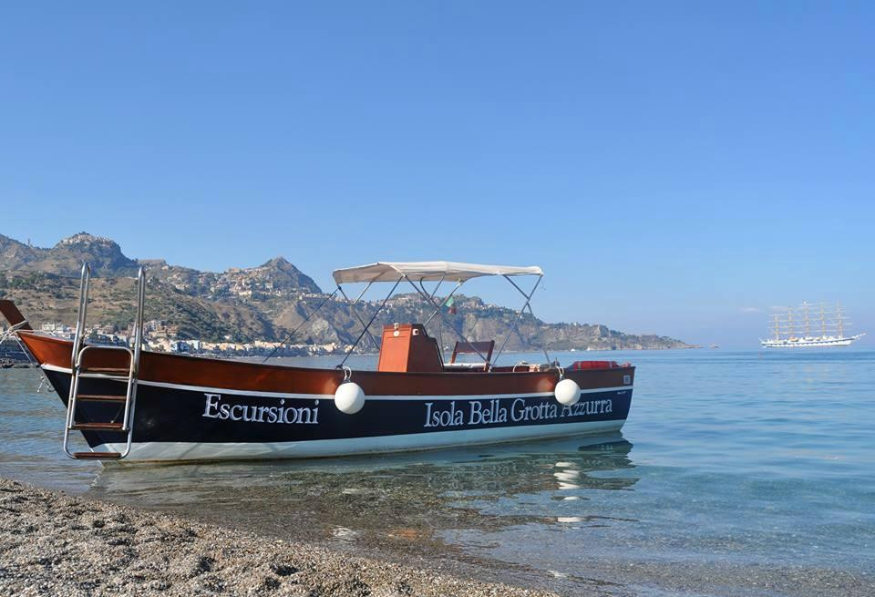 Escursioni in Barca Isola Bella Grotta Azzurra Daniele e Salvo-Giardini Naxos必去景点