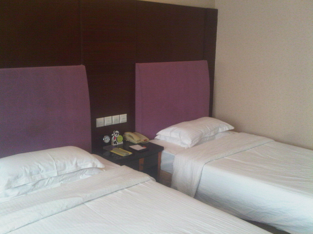 雄飞假日酒店主图