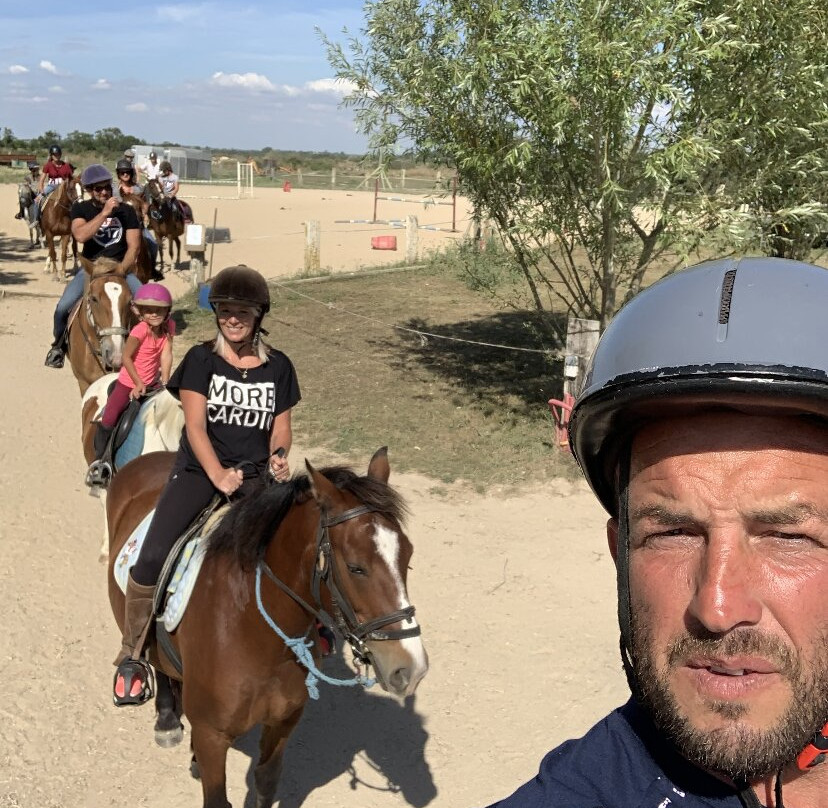 Centre equestre le marais en selle-Yves必去景点