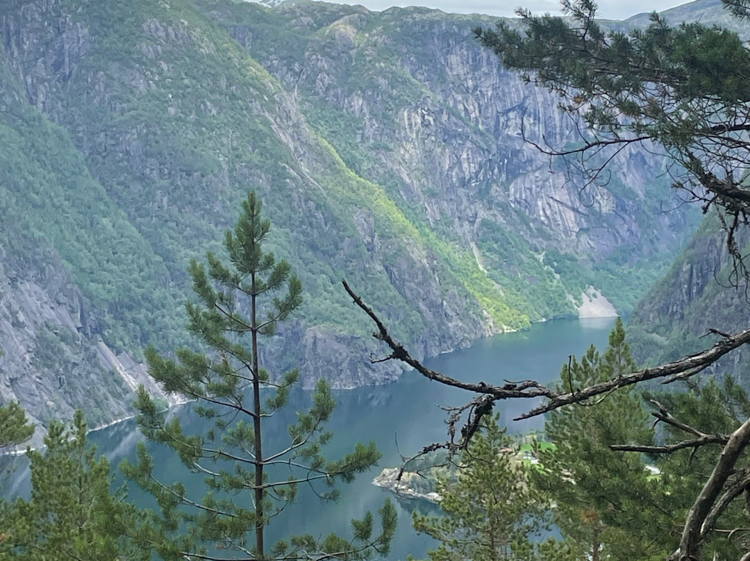 Langfoss Waterfall景点图片