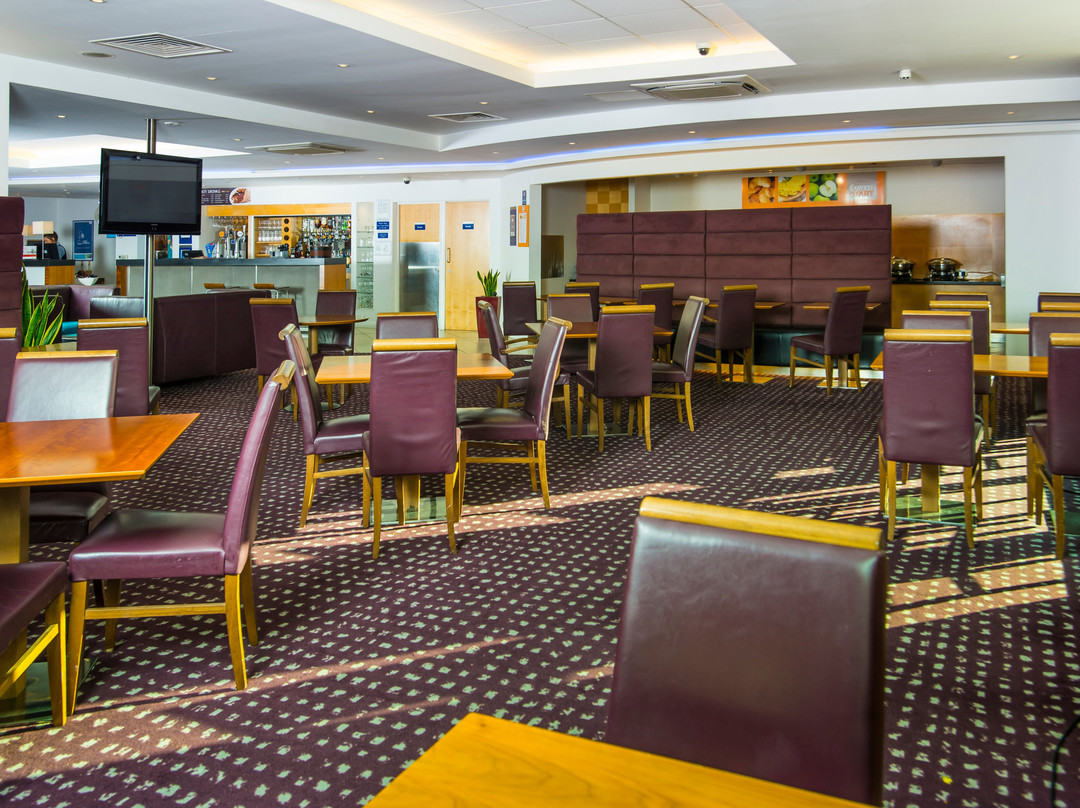 假日快捷剑桥酒店主图