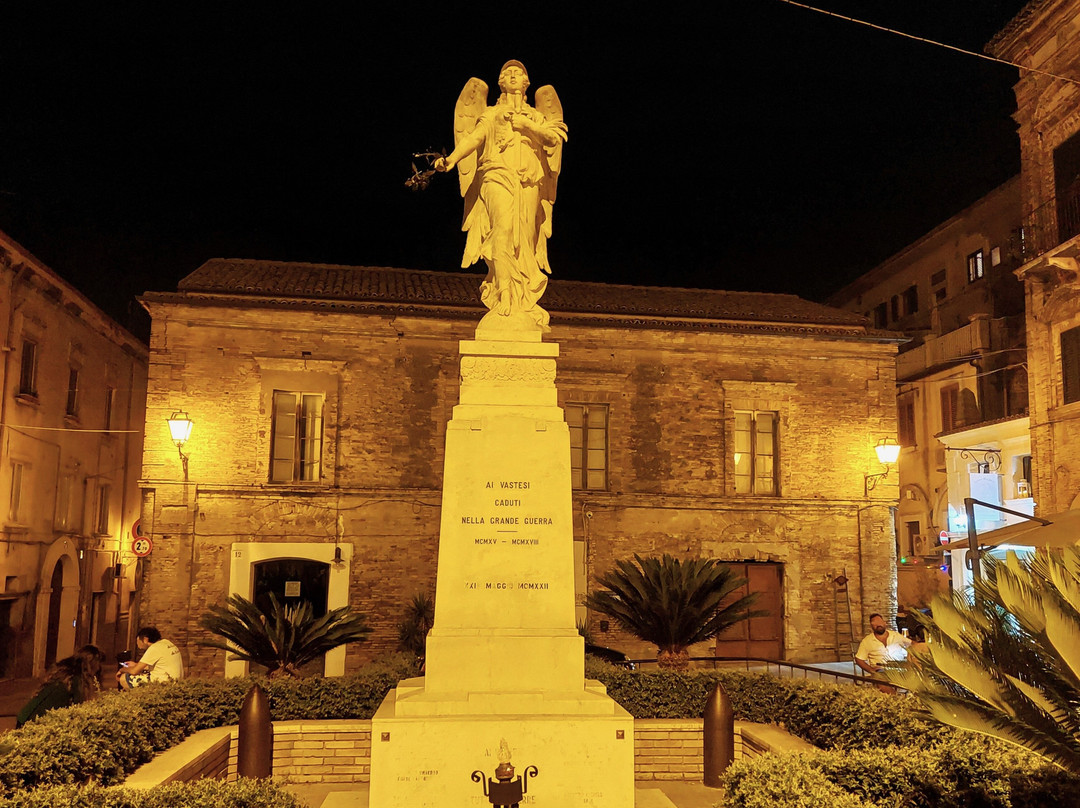 Piazza Caprioli-瓦斯托必去景点