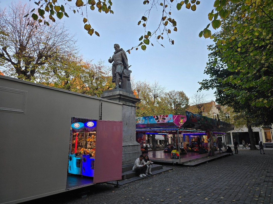 Square and Statue of Simon Stevin-布鲁日必去景点