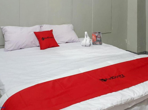 RedDoorz @ Hotel Yaki Mamuju