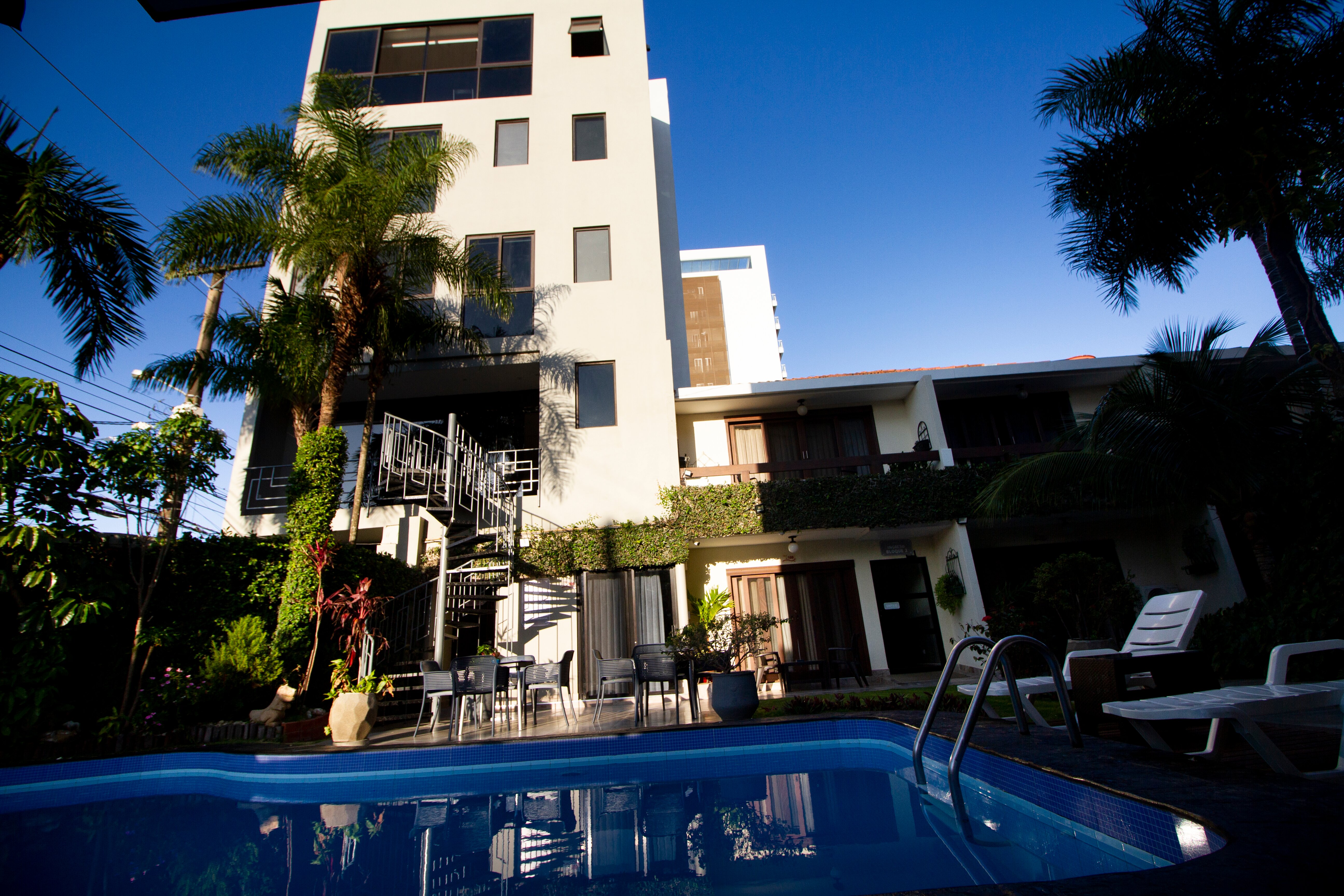 斯拉里套房酒店-泳池