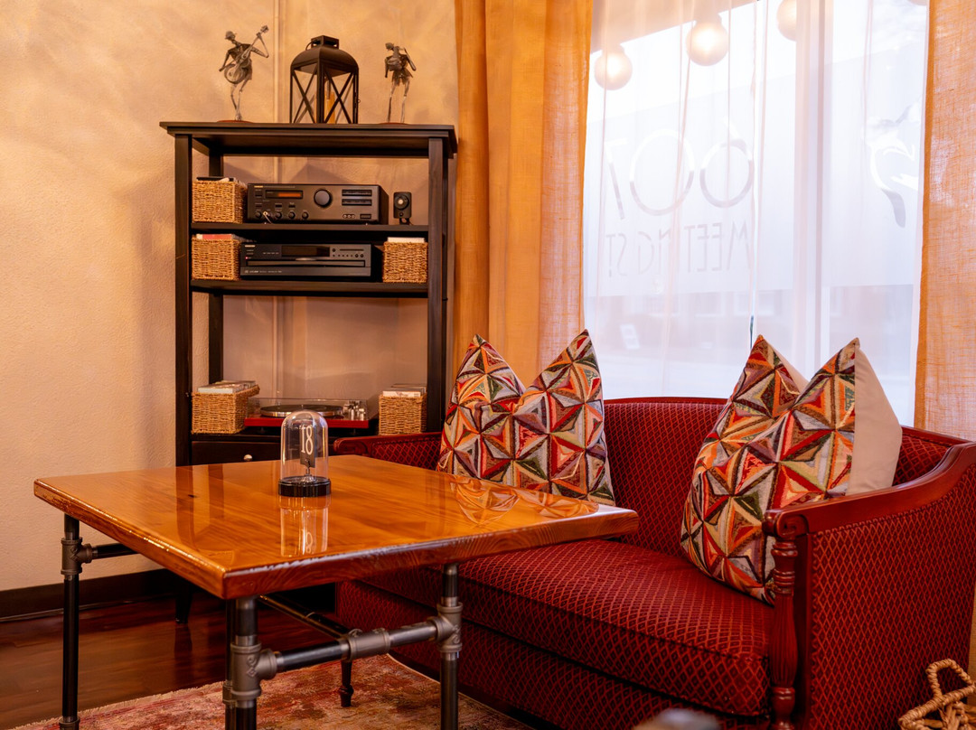 Chayz Lounge-West Columbia必去景点