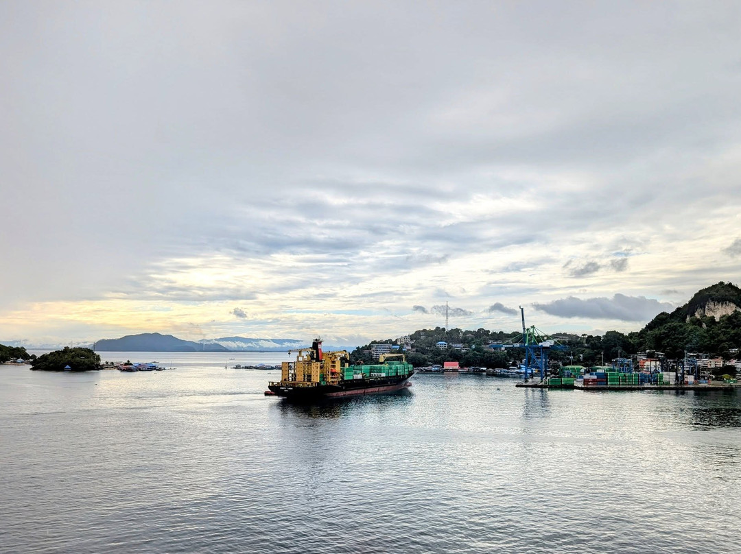 瑞雅巴布亚酒店主图