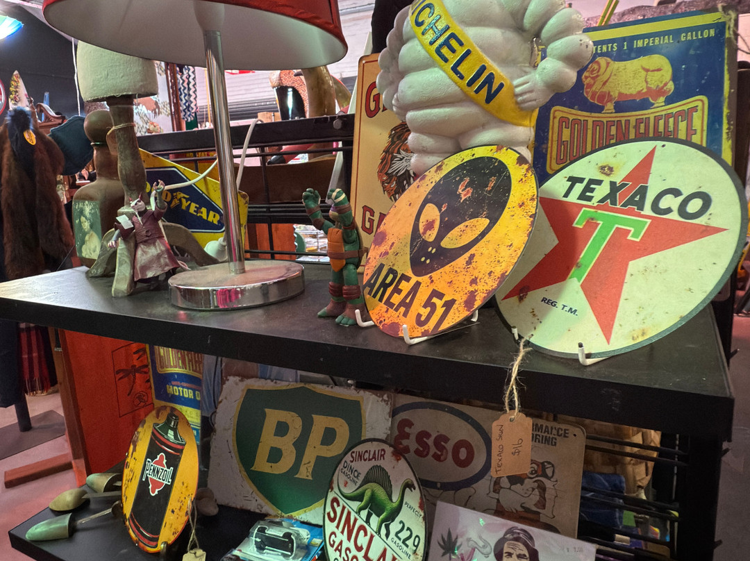 Treasure Box Buy & Sell-伯尼必去景点