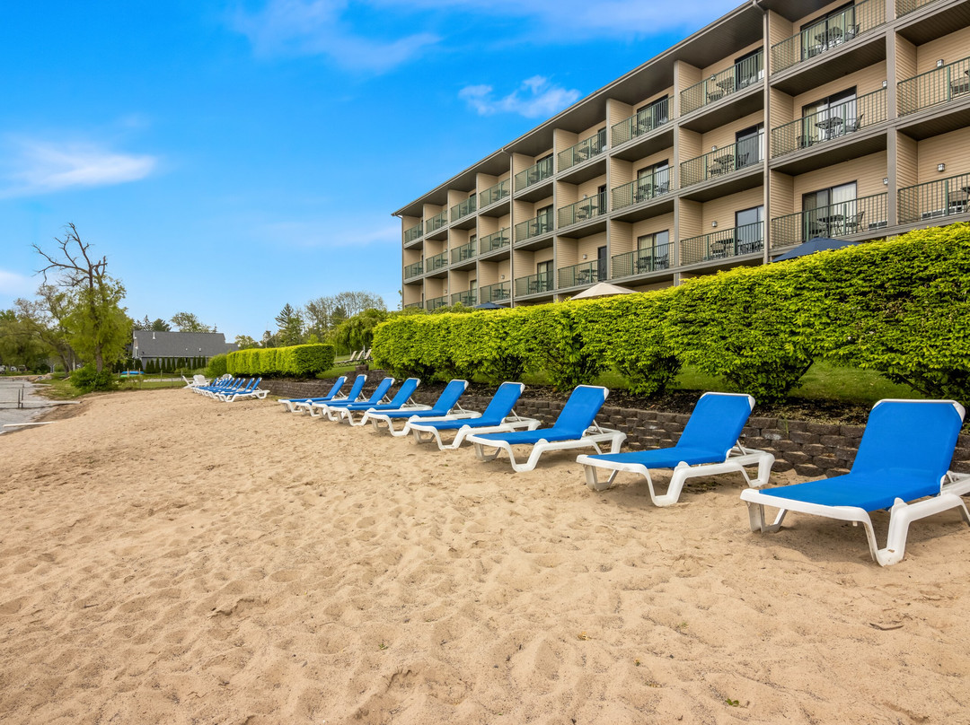 Beachfront Hotel Houghton Lake主图