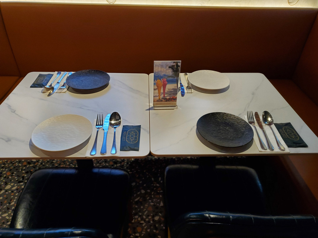 REFLECT Restaurant & Bar