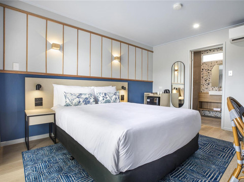 Queens Beach Motor Hotel