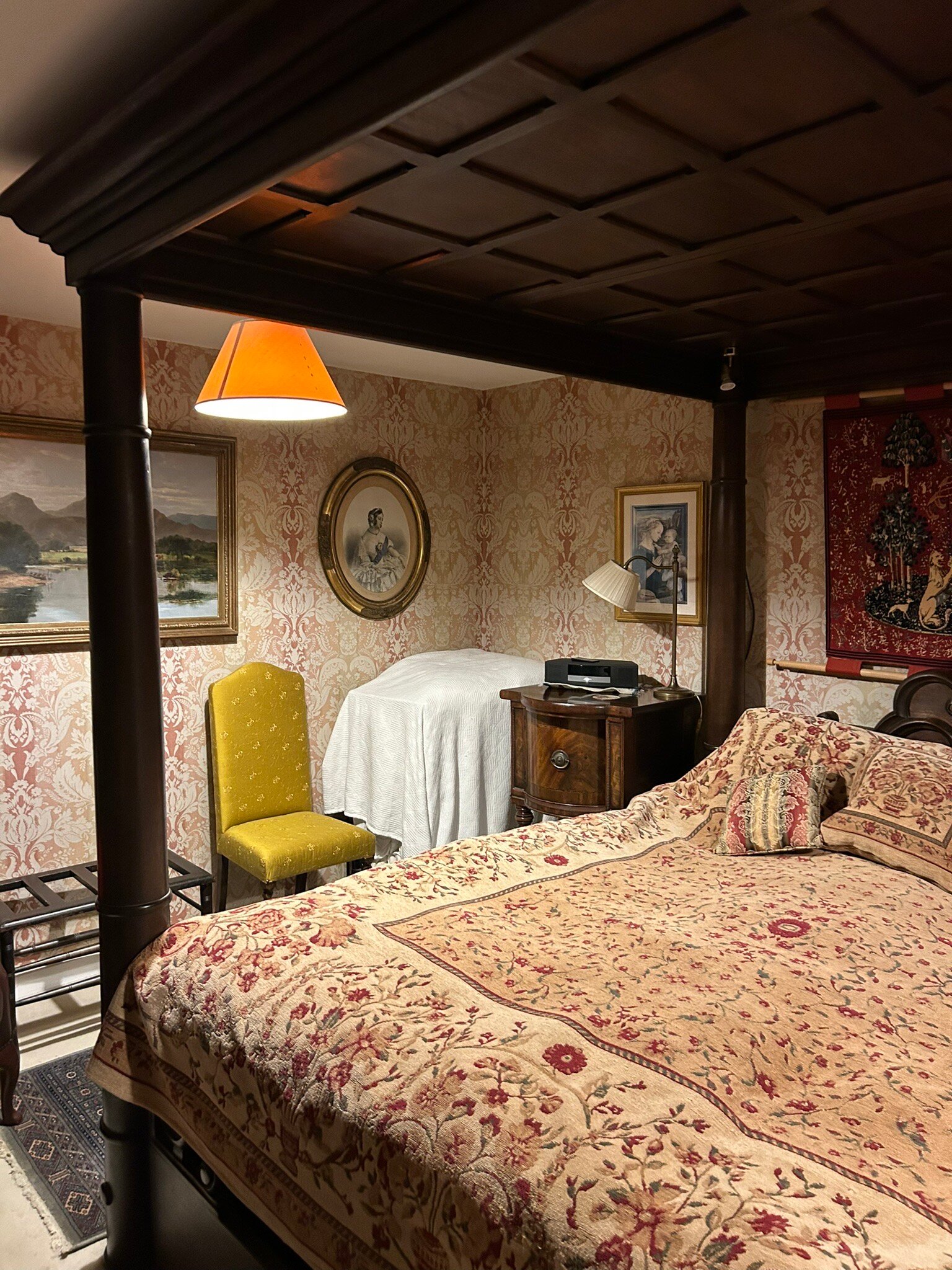 Chalk & Cheese-官方