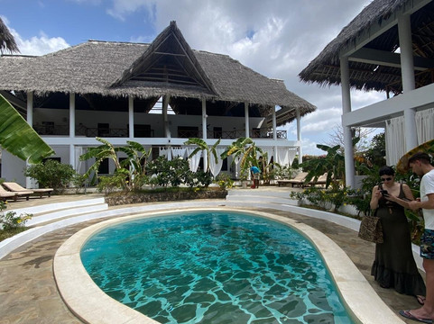 拉飞奇村酒店主图