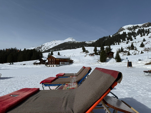 红和长廊酒店主图