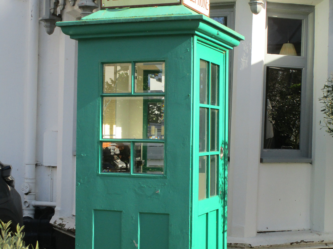 K1 Telephone Kiosk Beside Entrance to Boulters Inn-Maidenhead必去景点
