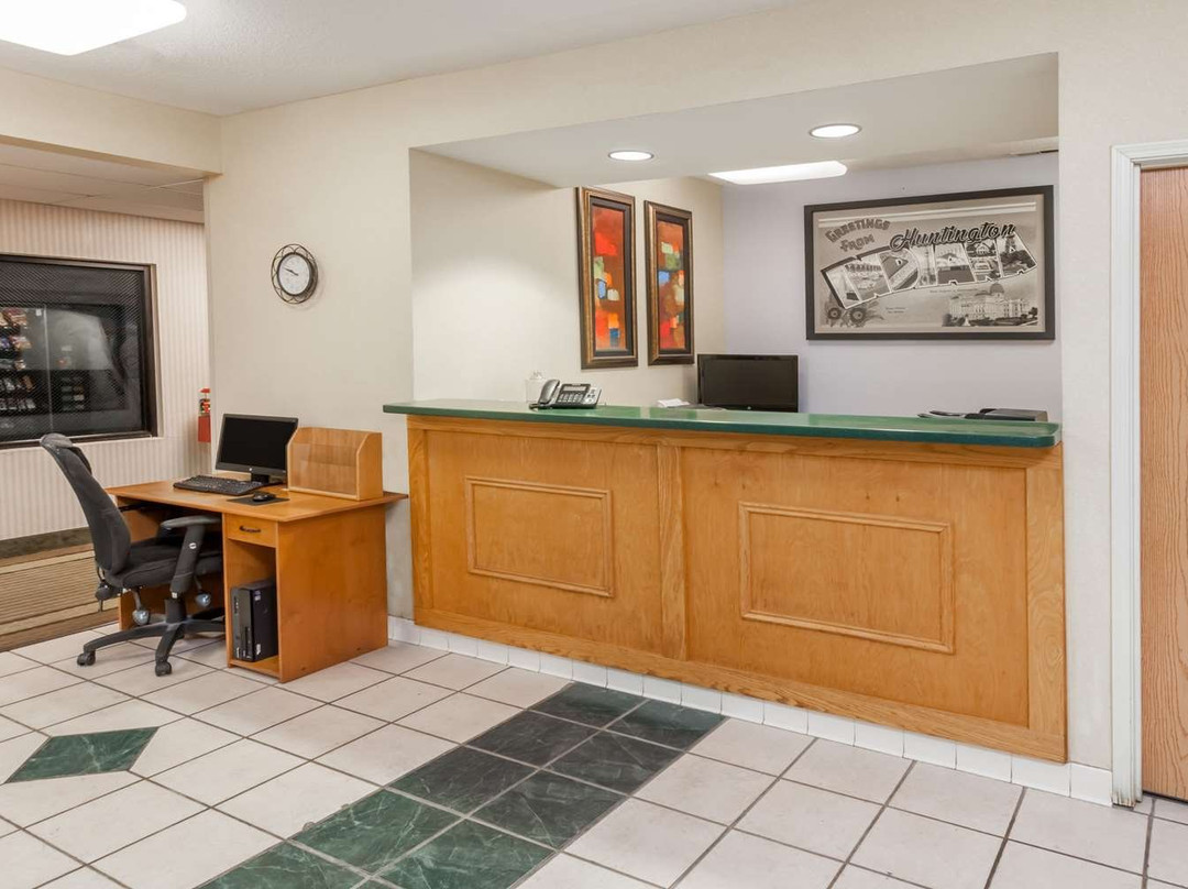 Super 8 by Wyndham Huntington主图