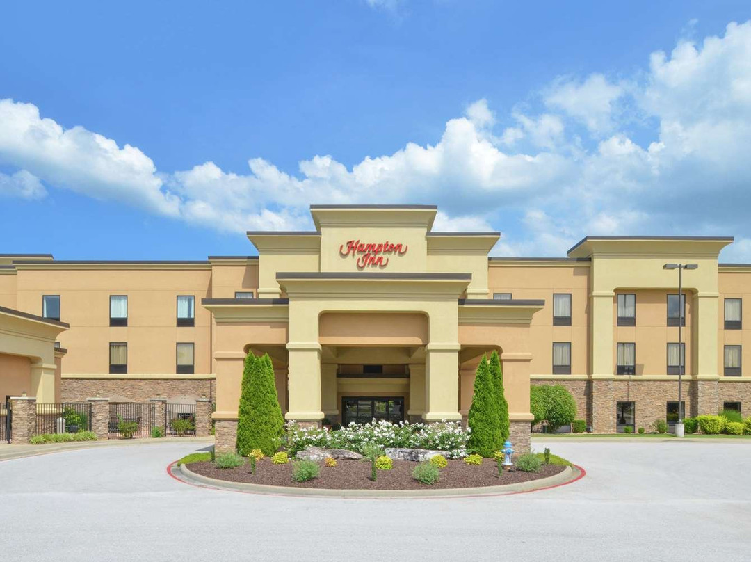 哈里森希尔顿恒庭酒店主图