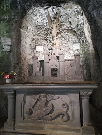 Chapelle Monolithe-Fontanges必去景点