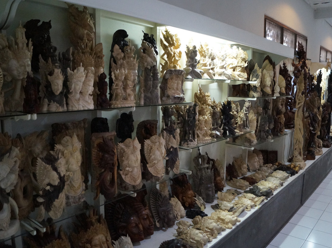 Kemenuh旅游景点-Werochana Wood Carving