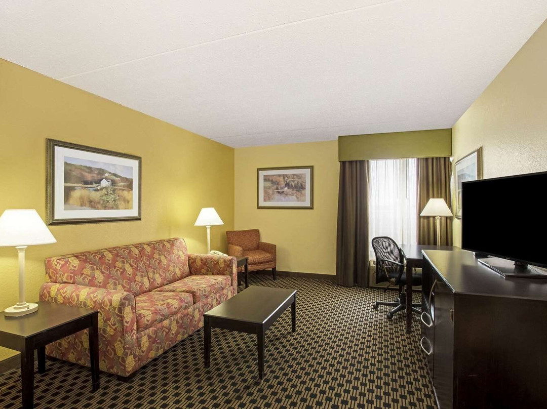 萨莱纳拉昆塔温德姆套房酒店主图