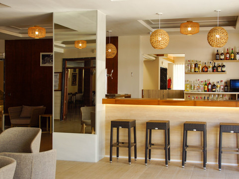 鸢尾花酒店主图