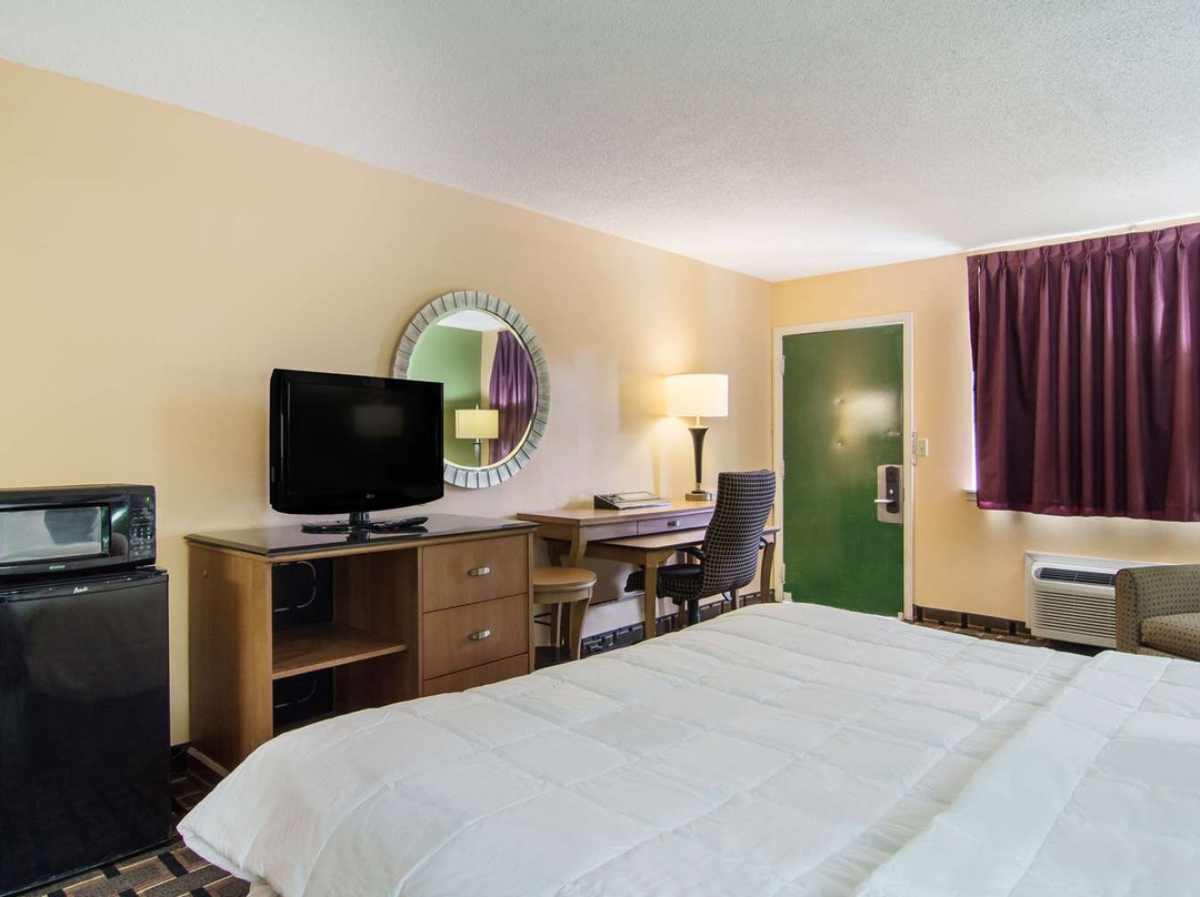 Americas Best Value Inn Darien主图