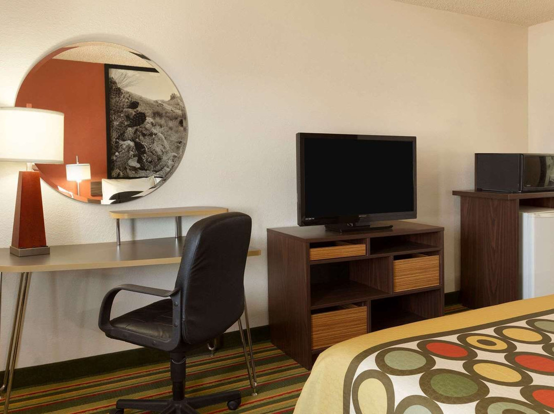 Super 8 by Wyndham Woodward主图