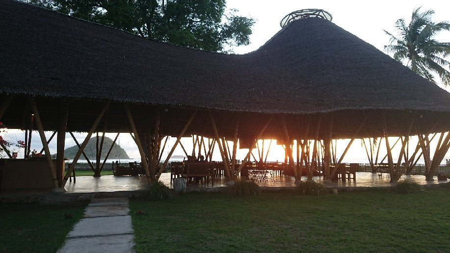 Whales & Waves Beach Resort主图