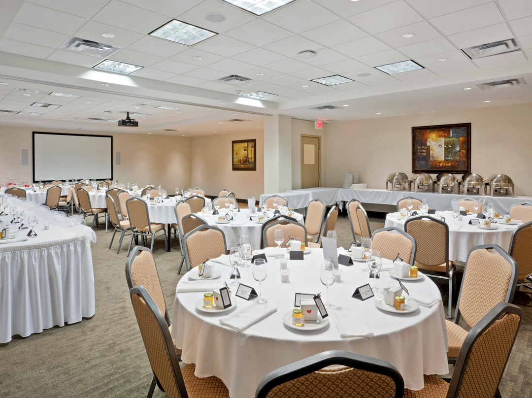 Holiday Inn & Suites Surrey East - Cloverdale By IHG主图