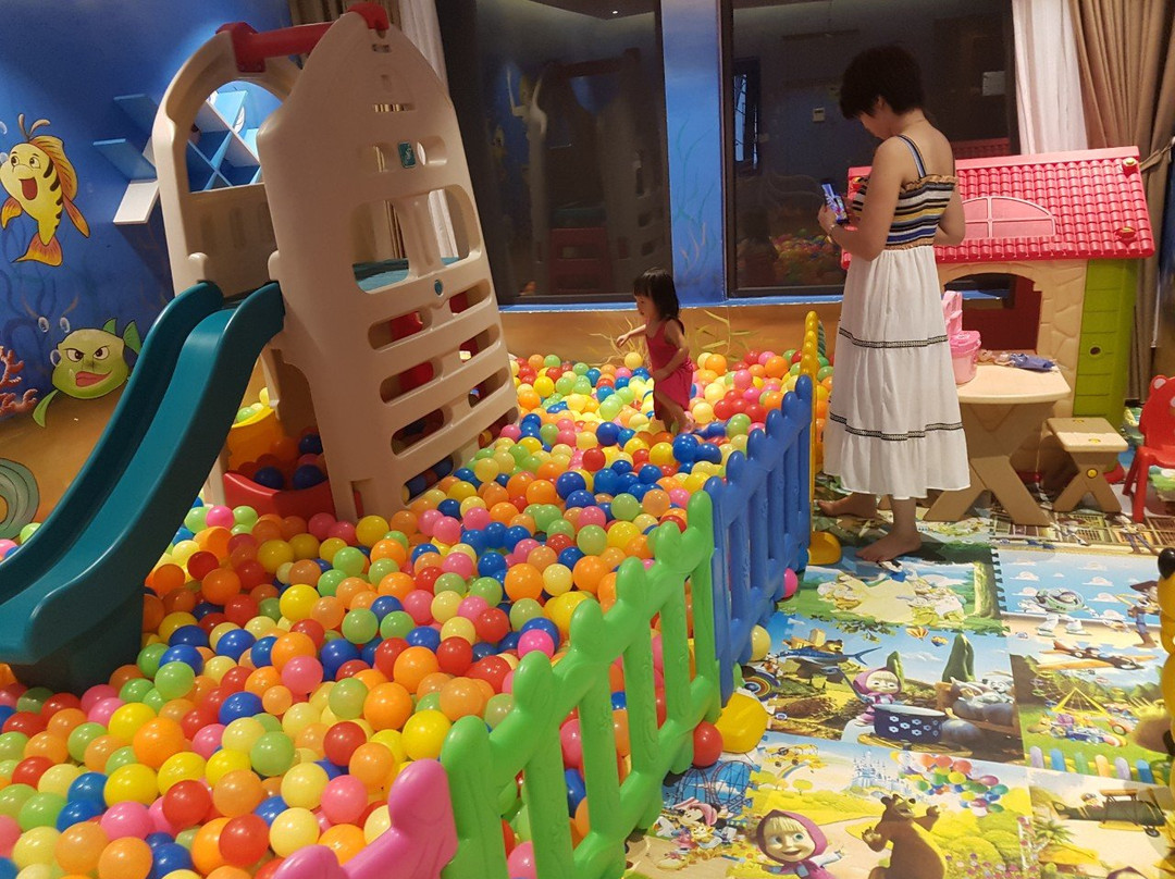 Monarque Hotel主图