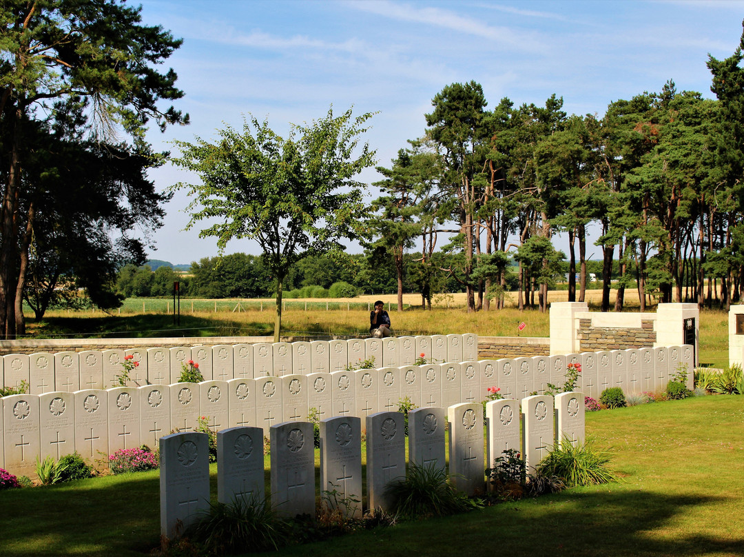 Givenchy Road Canadian Cemetery景点图片